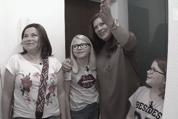 Justyna Baran, jej córeczki i Katarzyna Dowbor w 148. odcinku programu "Nasz nowy dom" w telewizji Polsat.