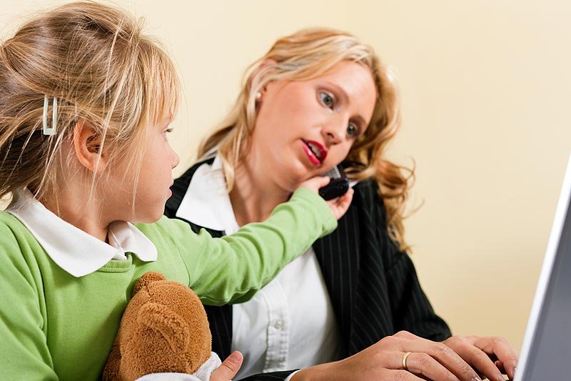 Samotną matką można być także wówczas, gdy kobieta żyje w stałym związku?