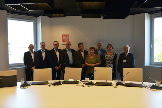 Od lewej: Krzysztof Luft, Sławomir Rogowski, Witold Graboś, Jan Dworak, przewodniczący KRRiT Witold Kołodziejski, Teresa Bochwic, Andrzej Sabatowski, Elżbieta Więcławska-Sauk, prof. Janusz Kawecki