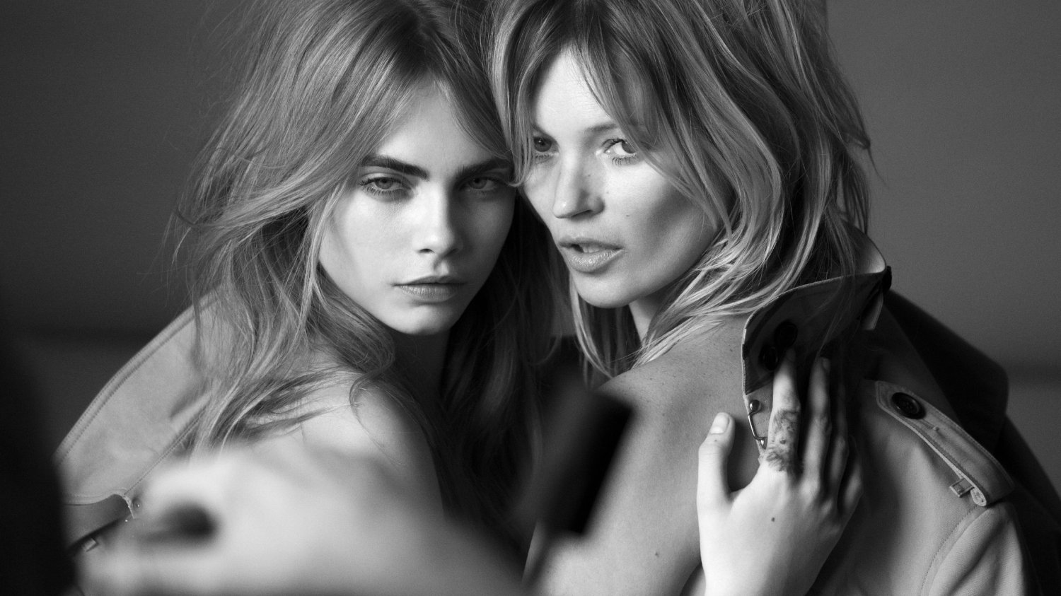 Backstage sesji zdjęciowej Burberry z udziałem Kate Moss i Cary Delevingne.