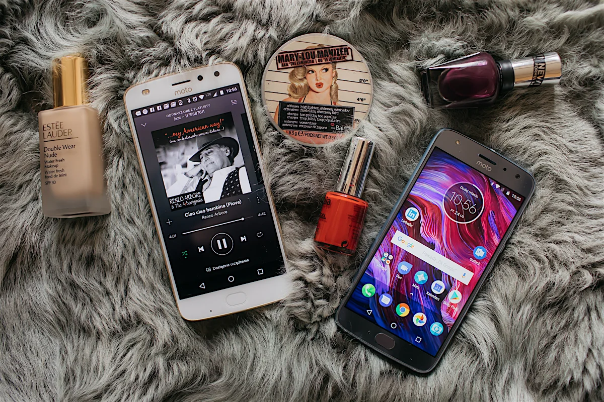 Zarówno moto z² play jaki i moto x⁴ wyglądają świeżo i nowocześnie, tak że chce i lubi trzymać się je w dłoniach.