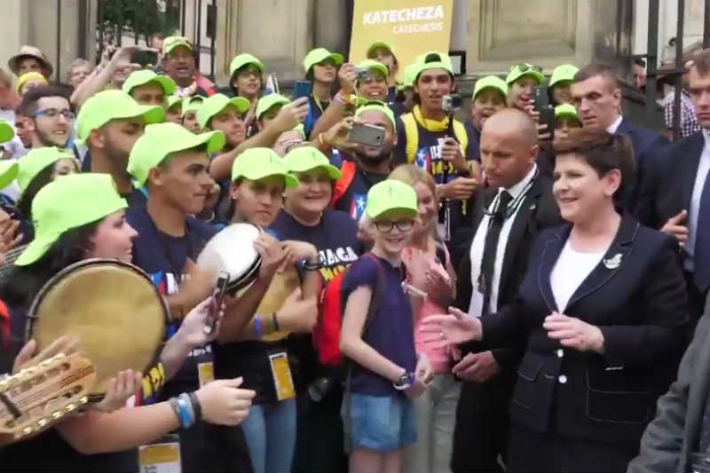 Beata Szydło ma nowych fanów – to pielgrzymi z Ameryki Południowej, którzy przyjechali na Światowe Dni Młodzieży.