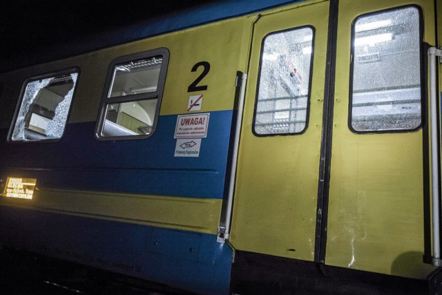Podczas ataku ucierpiał także sam pociąg, który stracił część szyb