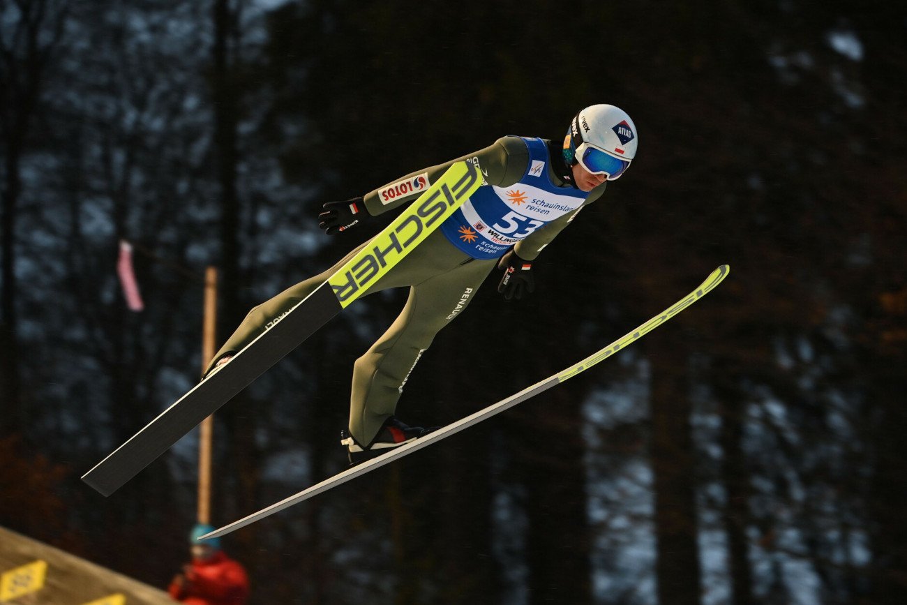 Kamil Stoch po zepsutym skoku w pierwszej serii, w drugiej przebojowo wdarł się do czołówki konkursu w Rosji.