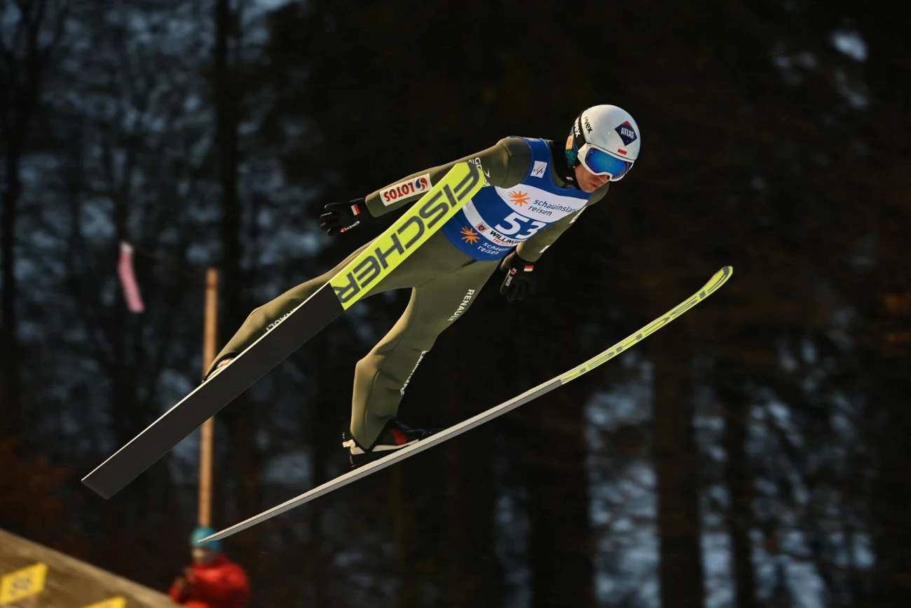 Kamil Stoch po zepsutym skoku w pierwszej serii, w drugiej przebojowo wdarł się do czołówki konkursu w Rosji.