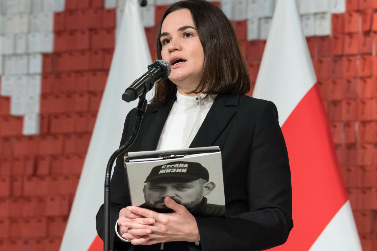 Swiatłana Cichanouska poinformowała, że otrzymała anonimową notatkę z informacją, iż jej mąż, Siarhiej zmarł w więzieniu. Nie jest to potwierdzone.