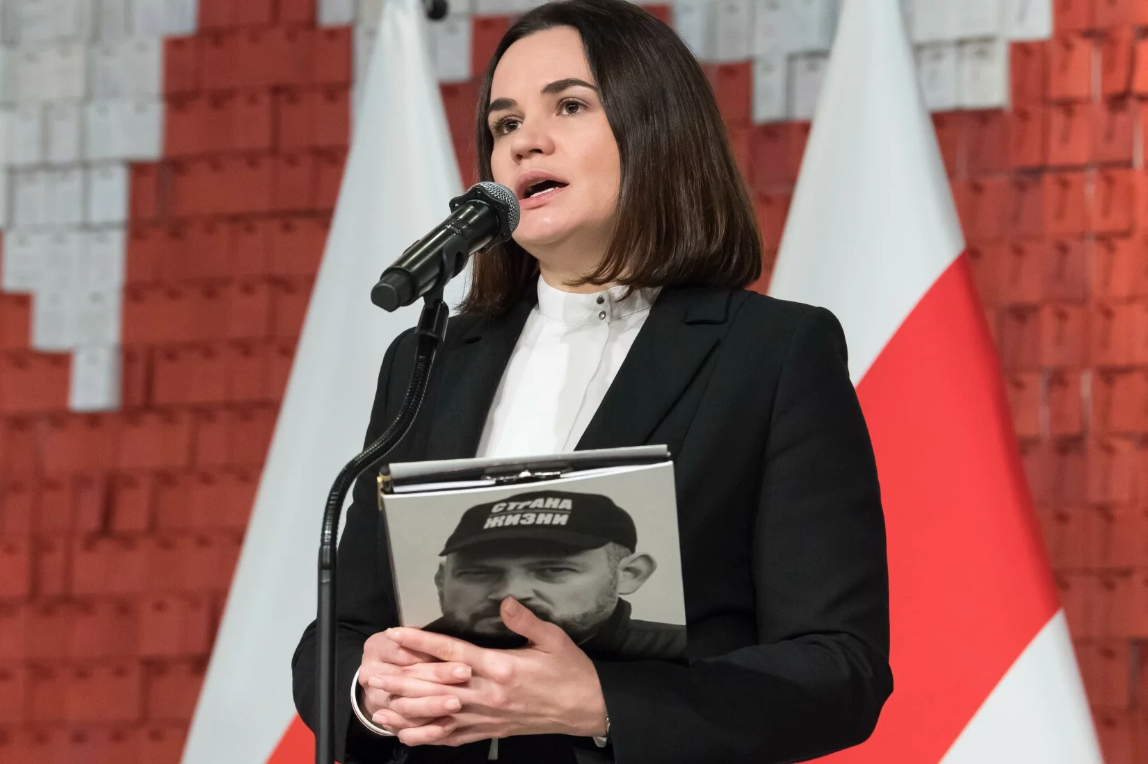 Swiatłana Cichanouska poinformowała, że otrzymała anonimową notatkę z informacją, iż jej mąż, Siarhiej zmarł w więzieniu. Nie jest to potwierdzone.