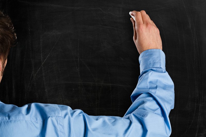 Według raportu polski nauczyciel spędza przy tablicy 162 minuty dziennie.