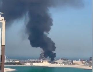 Czarne kłęby dymu w pobliżu mundialowego stadionu w Lusajl w Katarze.