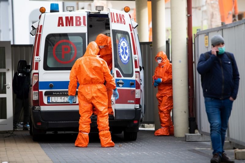 Doktor Paweł Grzesiowski ocenił, iż w rzeczywistości zakażonych koronawirusem COVID-19 może być w Polsce już 1500 osób.