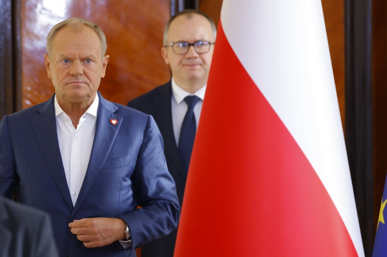 Premier Donald Tusk. Za nim minister sprawiedliwości Adam Bodnar.