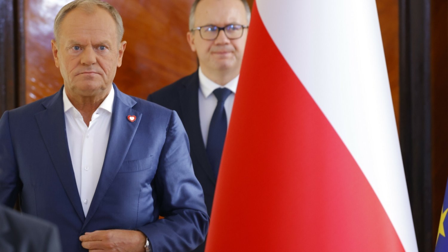Premier Donald Tusk. Za nim minister sprawiedliwości Adam Bodnar.
