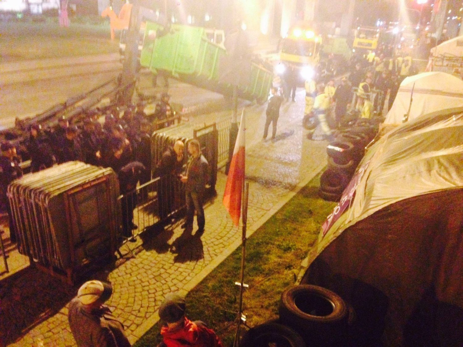 Miasteczko namiotowe na placu Krasińskich w Warszawie zostało dziś w nocy zlikwidowane przez policję. Jutro w tym miejscu ma przemawiać prezydent USA Donald Trump.