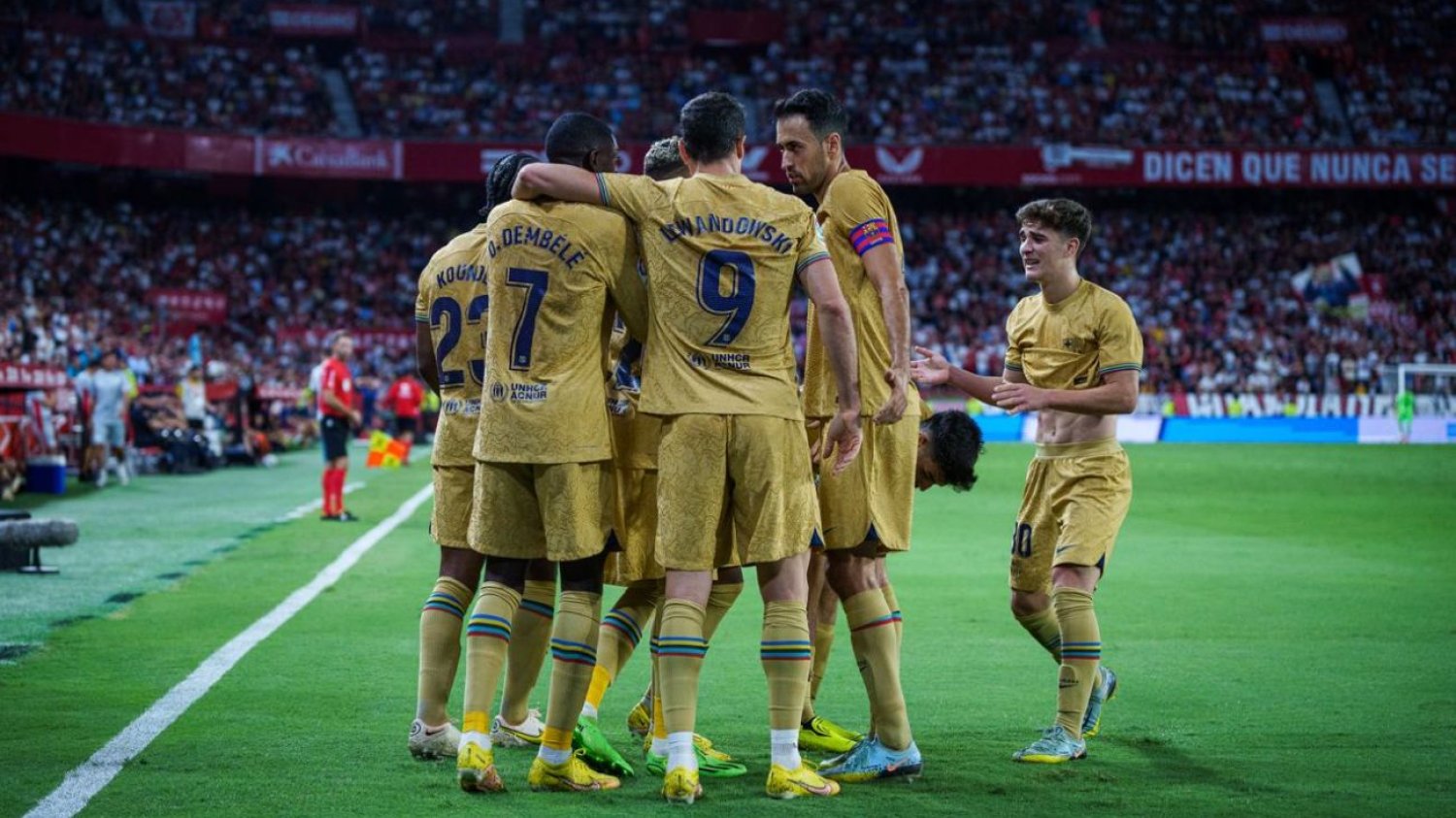 Barcelona popisowo zatańczyła z wielkim rywalem, a "Lewy" znów został królem polowania