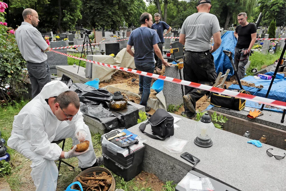 Ekshumacje to długotrwały, żmudny proces.
