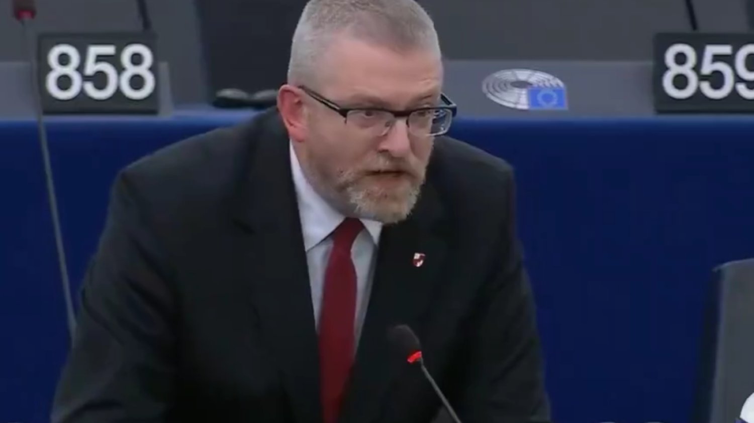 Już "szczęść Boże" nie pomoże. Braun zadebiutował w PE, a Polakom może być wstyd Nieudany debiut Grzegorza Brauna w PE. Przemawiał zaledwie 42 sekundy