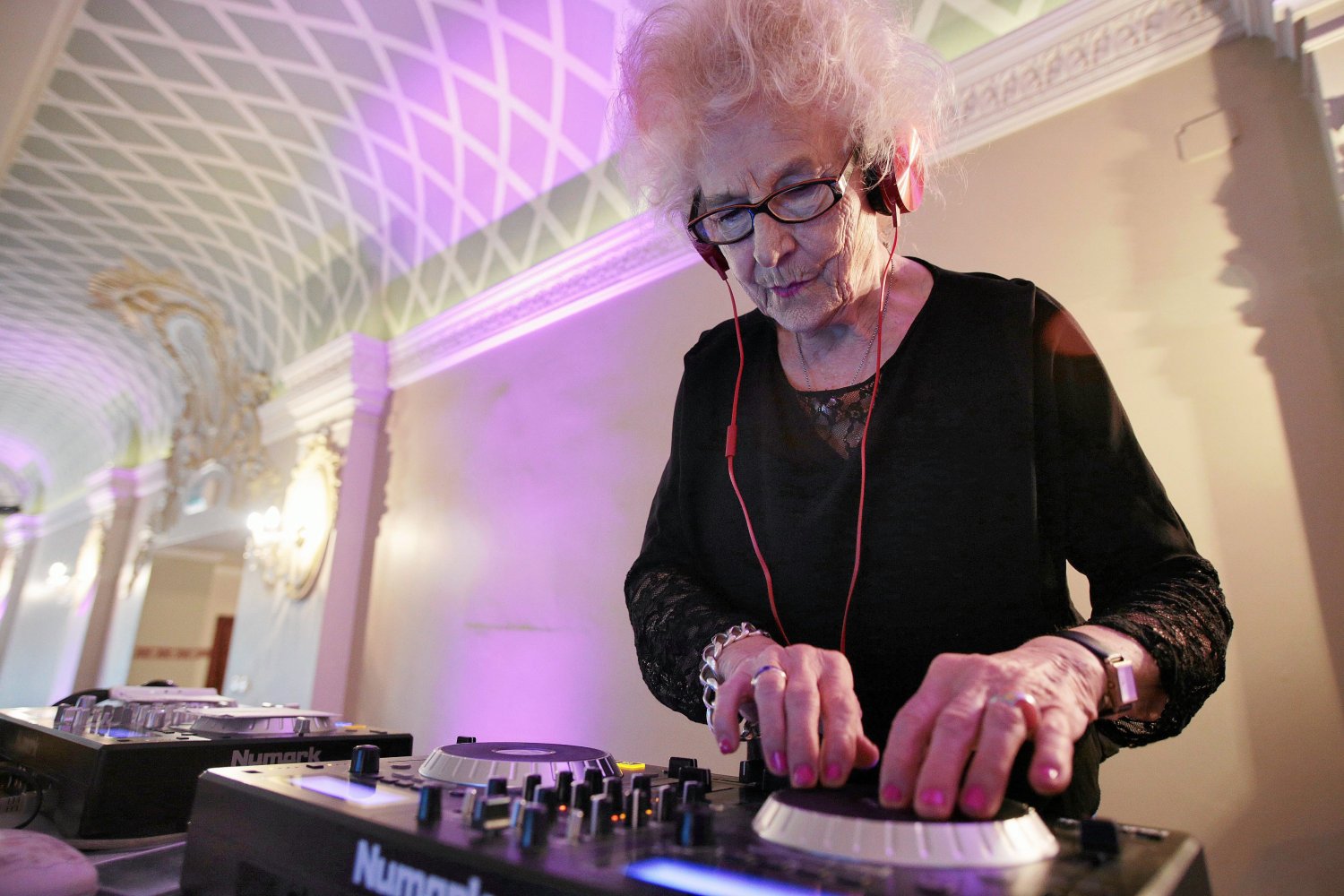 18 sierpnia w Warszawie DJ Wika poprowadzi "Wymarsz Parady Dojrzałych Wspaniałych" i stanie za konsoletą podczas czterogodzinnego dancingu międzypokoleniowego.