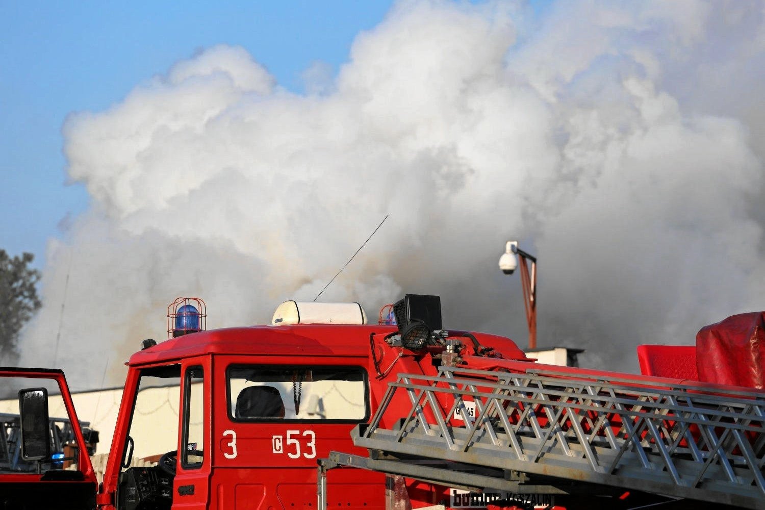 Ogromny pożar pod Warszawą. Płonie dach bloku, ogień rozprzestrzenia się