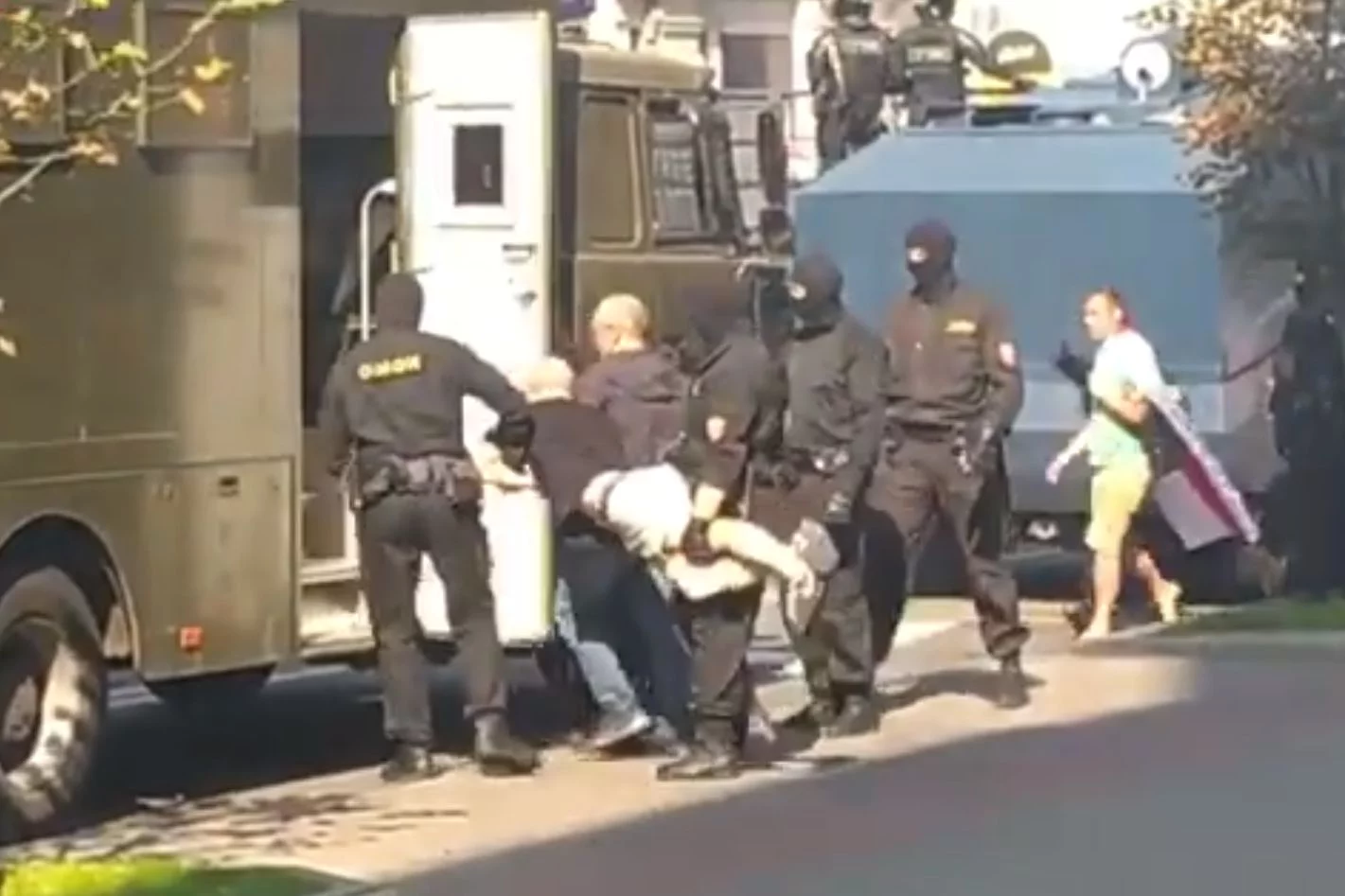 Białoruska milicja aresztuje demonstrantów