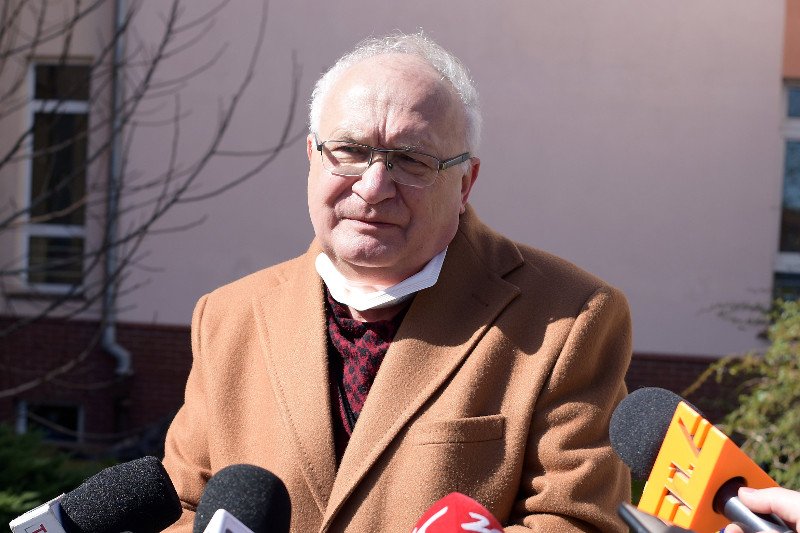 Profesor Krzysztof Simon, ordynator jednego z oddziałów zakaźnych Wojewódzkiego Szpitala Specjalistycznego im. J. Gromkowskiego we Wrocławiu, jak wielu konsultantów wojewódzkich dostał pisemny zakaz wypowiedzi.