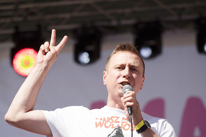 Krzysztof Brejza ujawnił listę nagrodzonych z dokładnymi danymi. Mariusz Błaszczak dostał najwięcej pieniędzy.