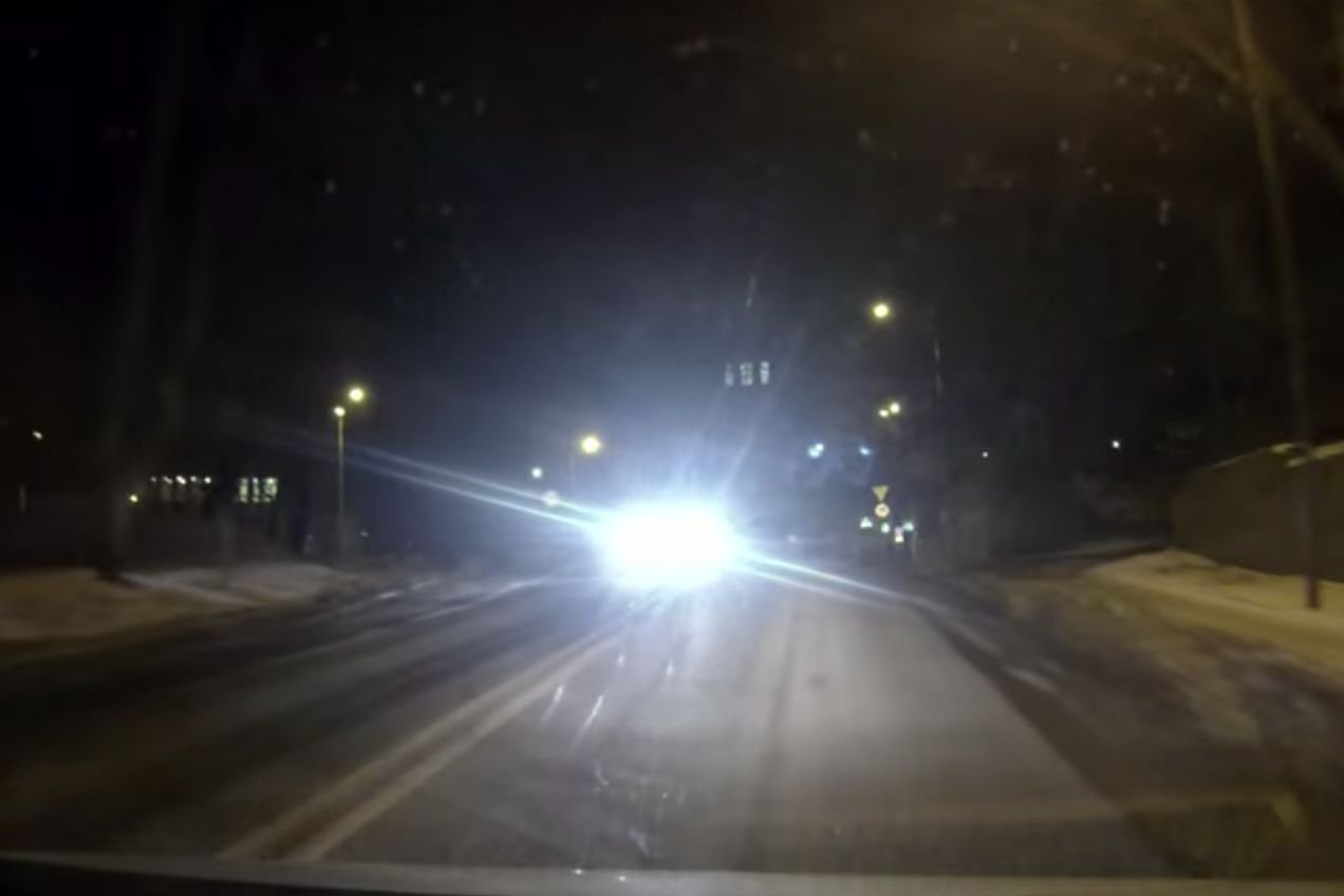 Czy to UFO? Nie, to auta mają często źle wyregulowane lub za mocne światła i przez to oślepiają innych kierowców.