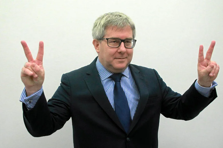 Europoseł Ryszard Czarnecki (PiS) pochwalił się na Twitterze wypowiedzią dla węgierskiej prasy na temat premiera Mateusza Morawieckiego. Tytuł artykułu w którym jest cytowany Czarnecki brzmi "Kukiełkowy teatr Kaczyńskiego".