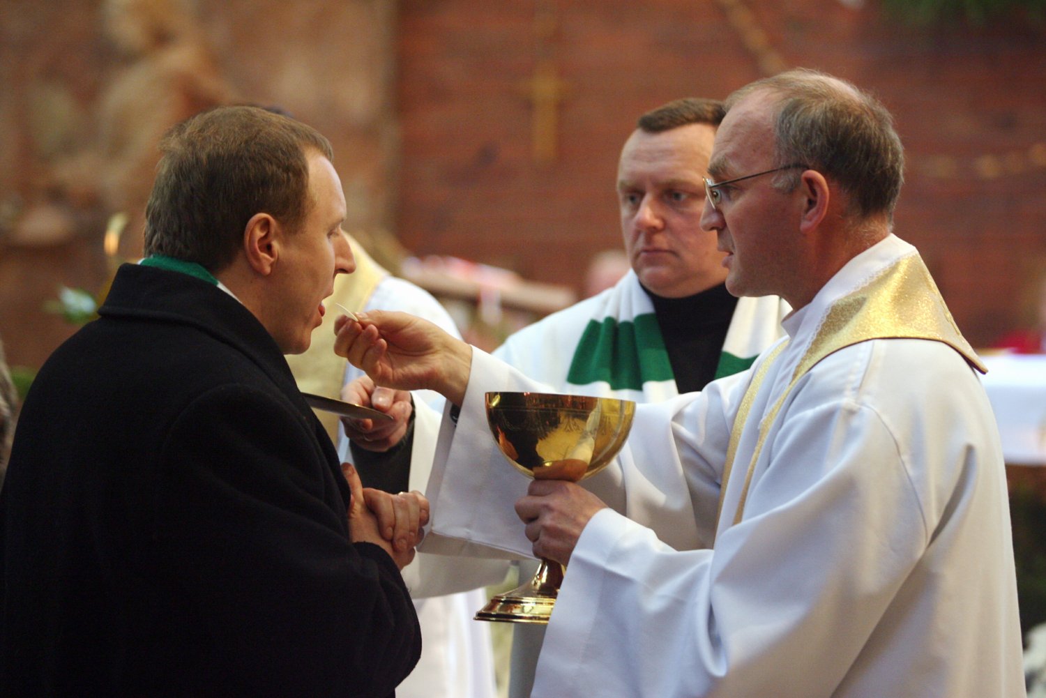 Komunia Święta może być przyjmowana zarówno do ust, jak i "na rękę", a żadna z tych form nie powinna być uznawana za grzech lub profanację. Nowe stanowisko Kościoła na czas pandemii covid-19. Komunia Święta w czasie pandemii może być brana do rąk a nie tylko do ust