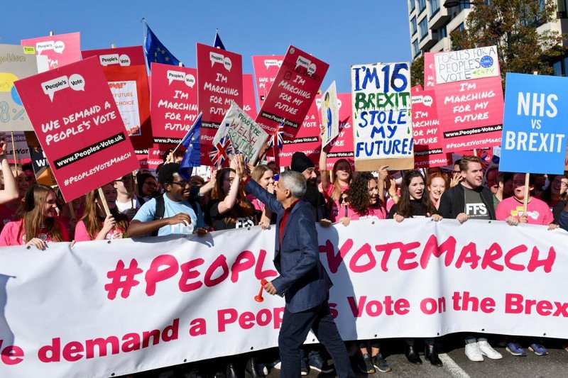 Protestujący chcą powtórki referendum.