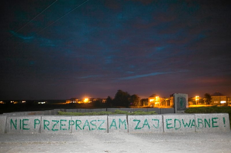 Zdewastowany pomnik w Jedwabnem, gdzie w 1941 żywcem spalono miejscowych Żydów w stodole