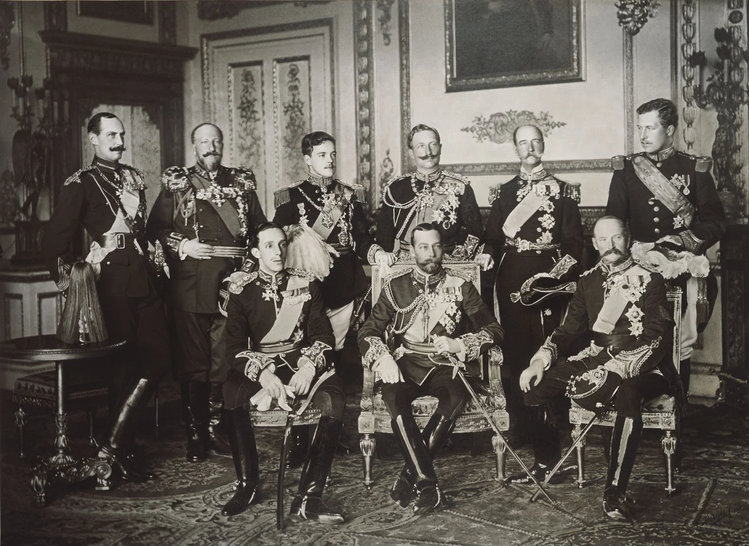Zdjęcie z 20 maja 1910 roku przedstawiające dziewięciu monarchów.