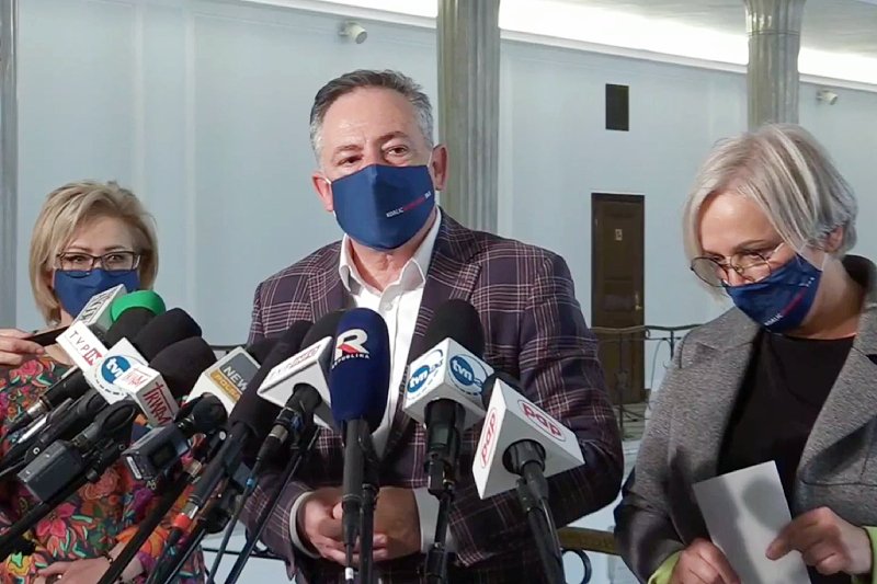 Bartłomiej Sienkiewicz z Koalicji Obywatelskiej skomentował na konferencji prasowej dzisiejsze spotkanie Lewicy z Mateuszem Morawieckim i przedstawicielami PiS-u dotyczące Krajowego Planu Odbudowy.