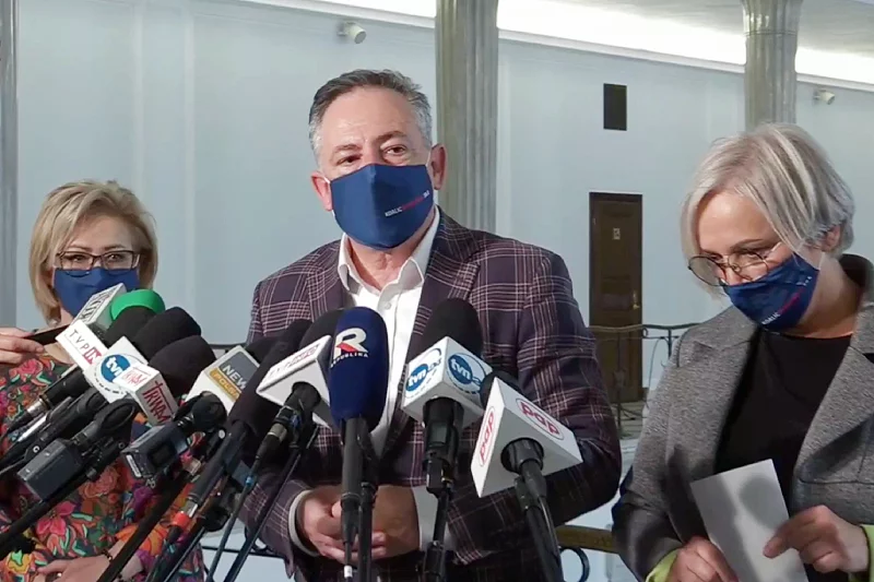 Bartłomiej Sienkiewicz z Koalicji Obywatelskiej skomentował na konferencji prasowej dzisiejsze spotkanie Lewicy z Mateuszem Morawieckim i przedstawicielami PiS-u dotyczące Krajowego Planu Odbudowy.