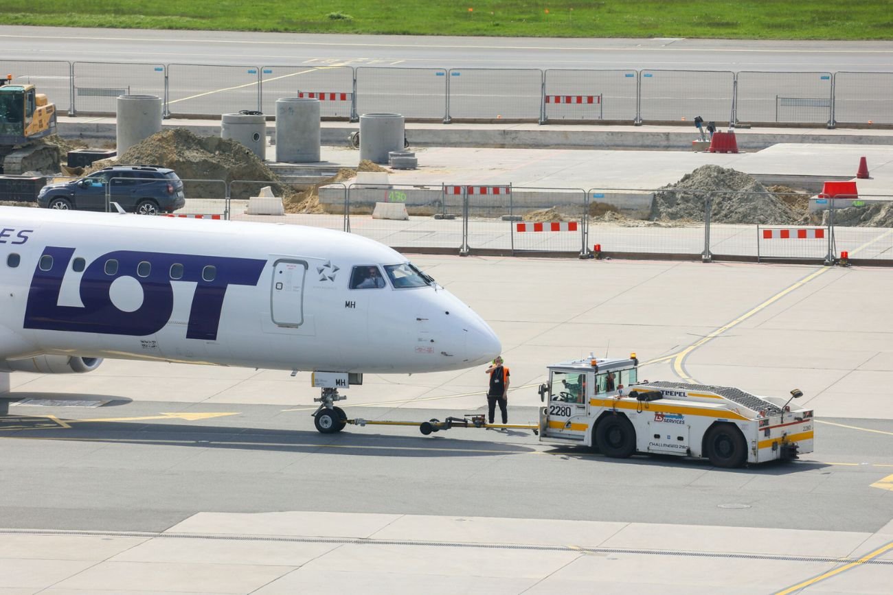 PLL LOT z kolejną wpadką na Chopinie. Tym razem problemem były schody