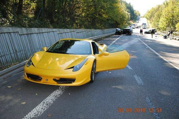 27-letni kierowca żółtego ferrari sam stracił matkę w wypadku samochodowym.