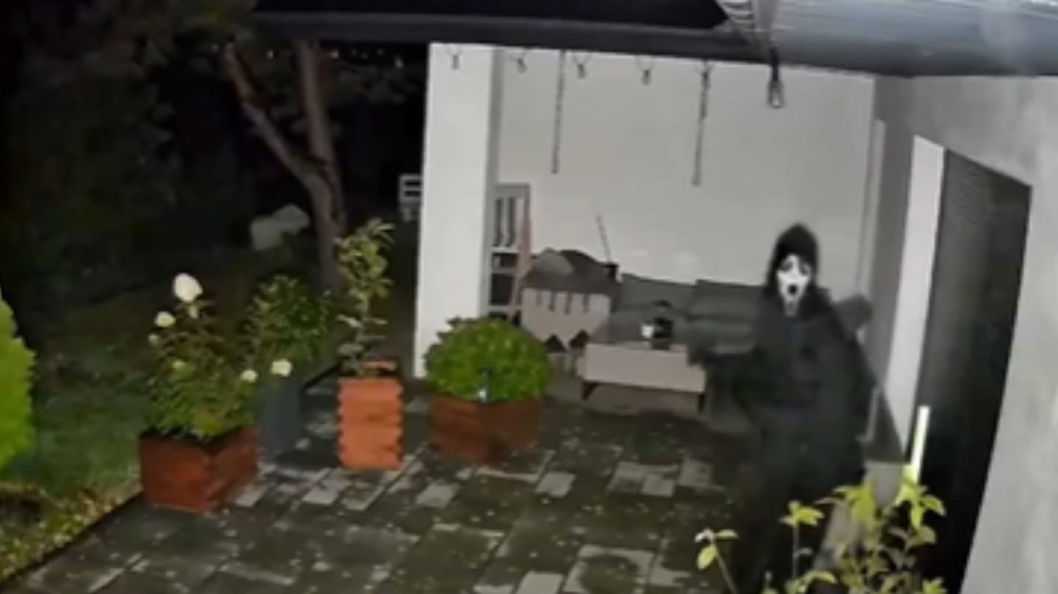 Sceny jak z horroru w Serocku. Tajemnicza postać zaglądała ludziom do okien. Postać w masce z filmu "Krzyk" straszy mieszkańców Serocka.