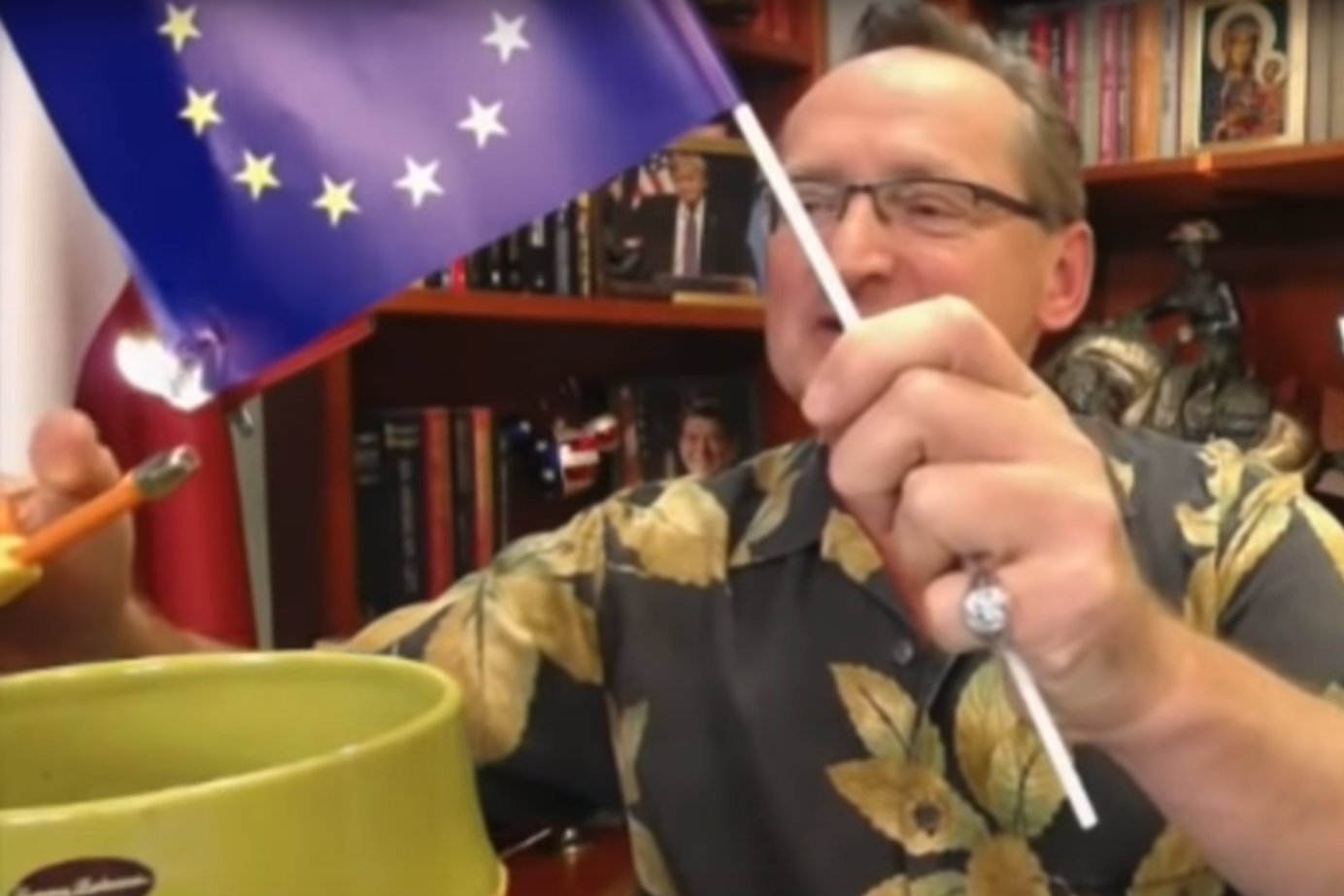 Wojciech Cejrowski podpalił małą flagę Unii Europejskiej.