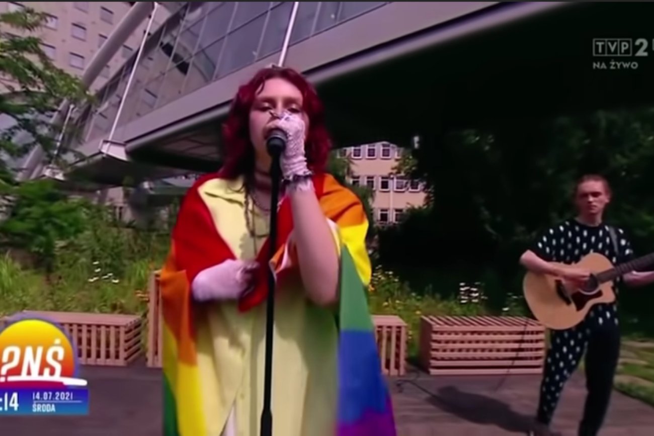 TVP2 wyrzuciło wydawcę za brak interwencji ws. Karin Ann z flagą LGBT