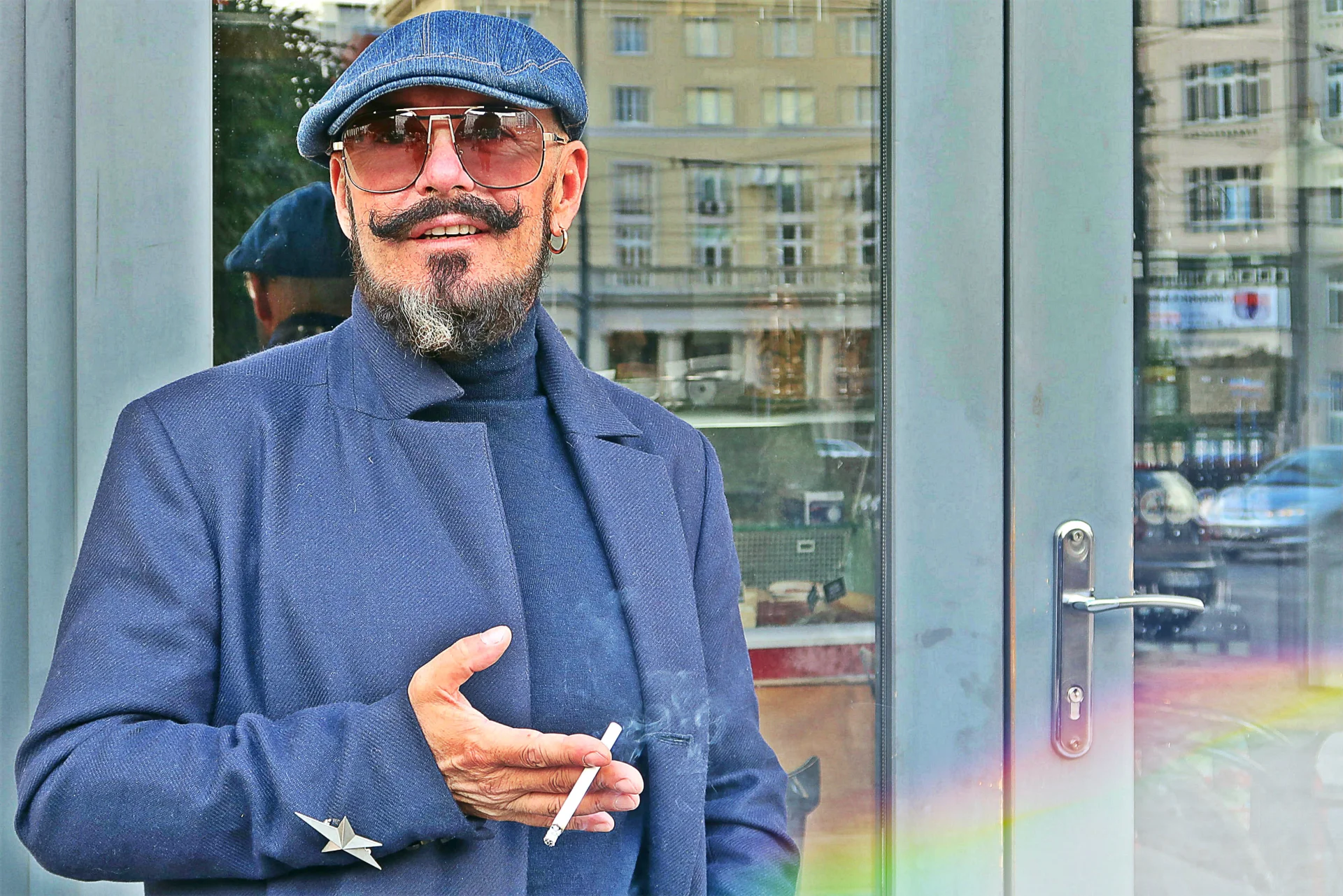 Urodził się w Koszalinie, wychował w Kołobrzegu, jego nałogiem stała się Warszawa