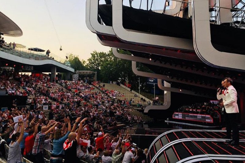 Puste ławki podczas pierwszego dnia festiwalu w Opolu przykuły wzrok wielu widzów.