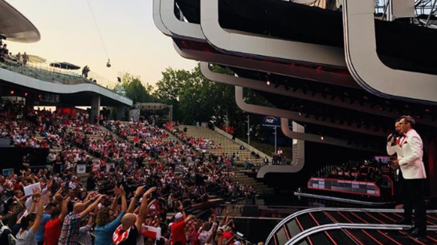 Puste ławki podczas pierwszego dnia festiwalu w Opolu przykuły wzrok wielu widzów.