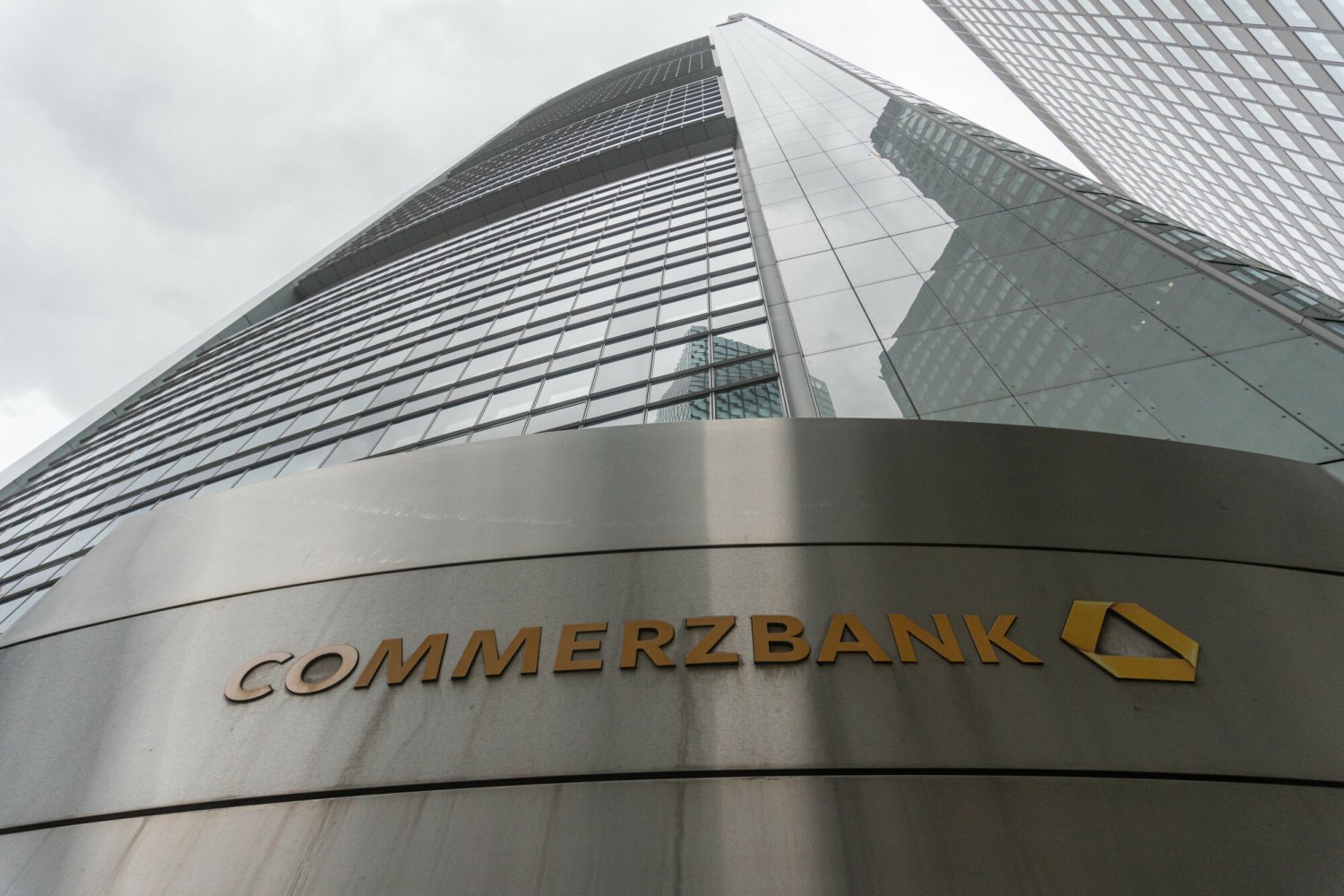 Commerzbank na potęgę tnie koszty. Pracę straci prawie 4 tysiące osób.