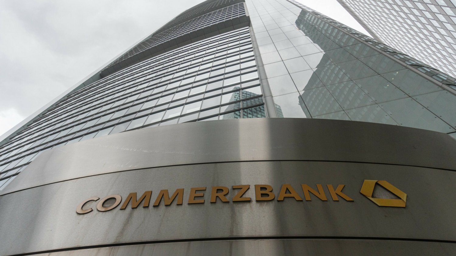 Commerzbank na potęgę tnie koszty. Pracę straci prawie 4 tysiące osób.