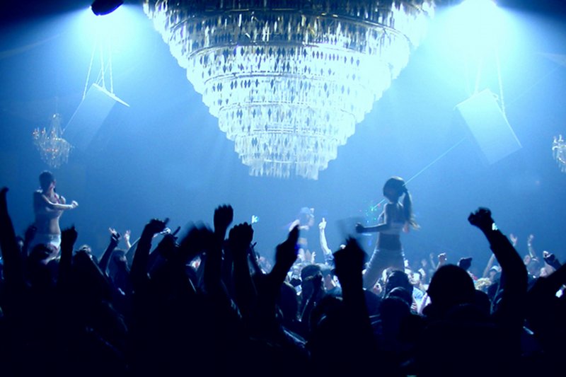 Imprezowo wykluczeni, czyli do kiedy w Polsce wypada imprezować?