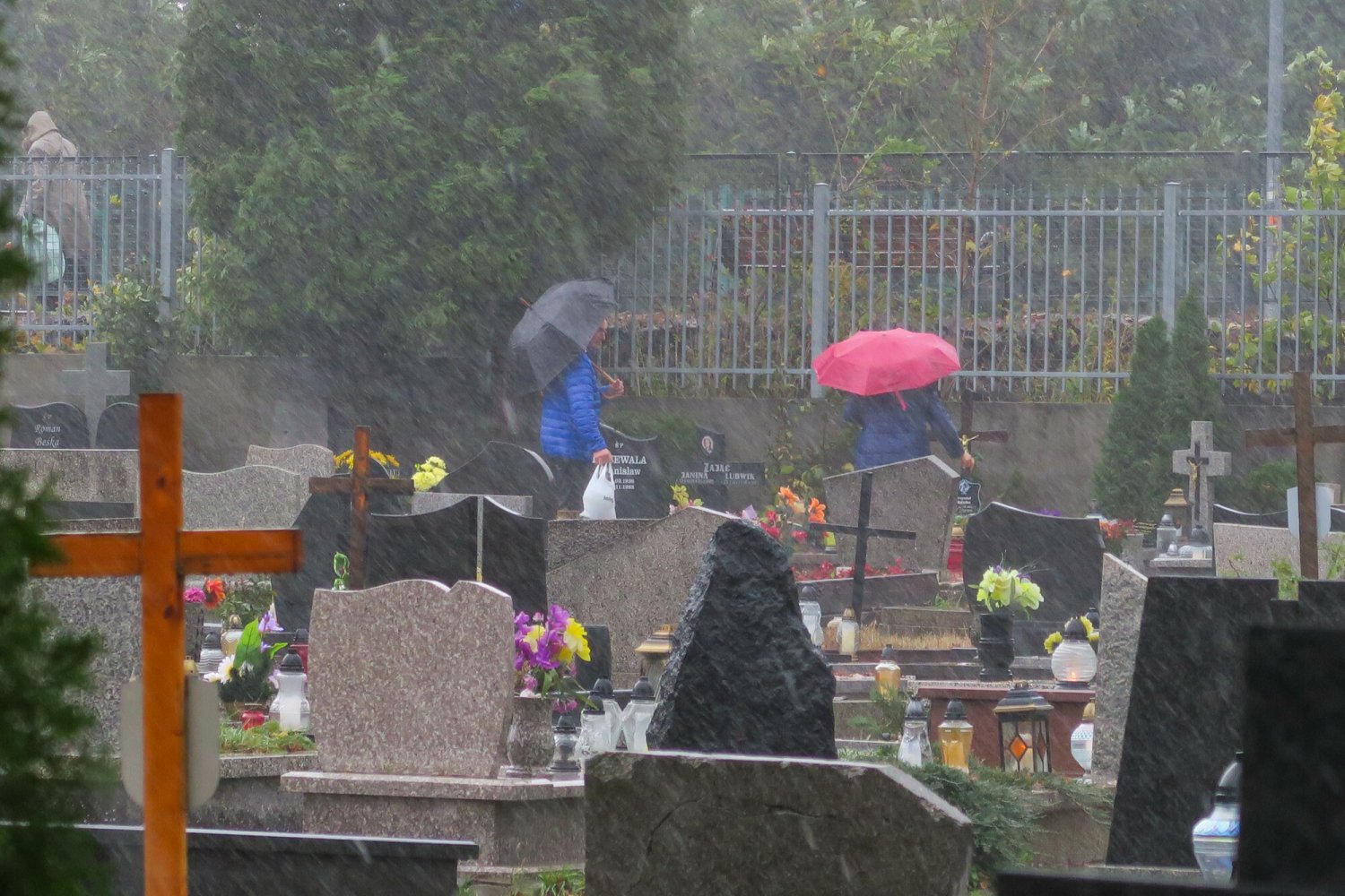 Pogoda we Wszystkich Świętych i Zaduszki może nas zaskoczyć.