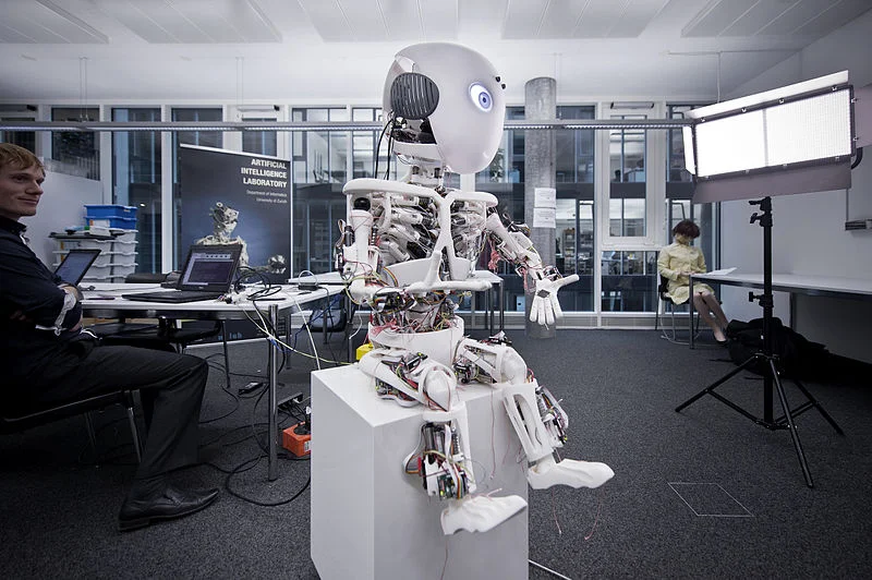 Robot o imieniu Roboy – raczej nieprędko zostanie twoim kolegą z biura
