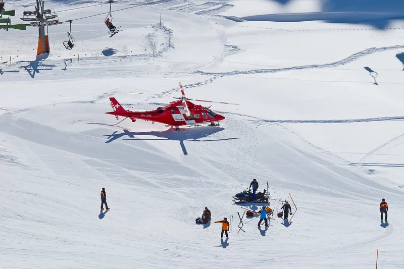 Szwajcarski helikopter ratunkowy w czasie akcji.