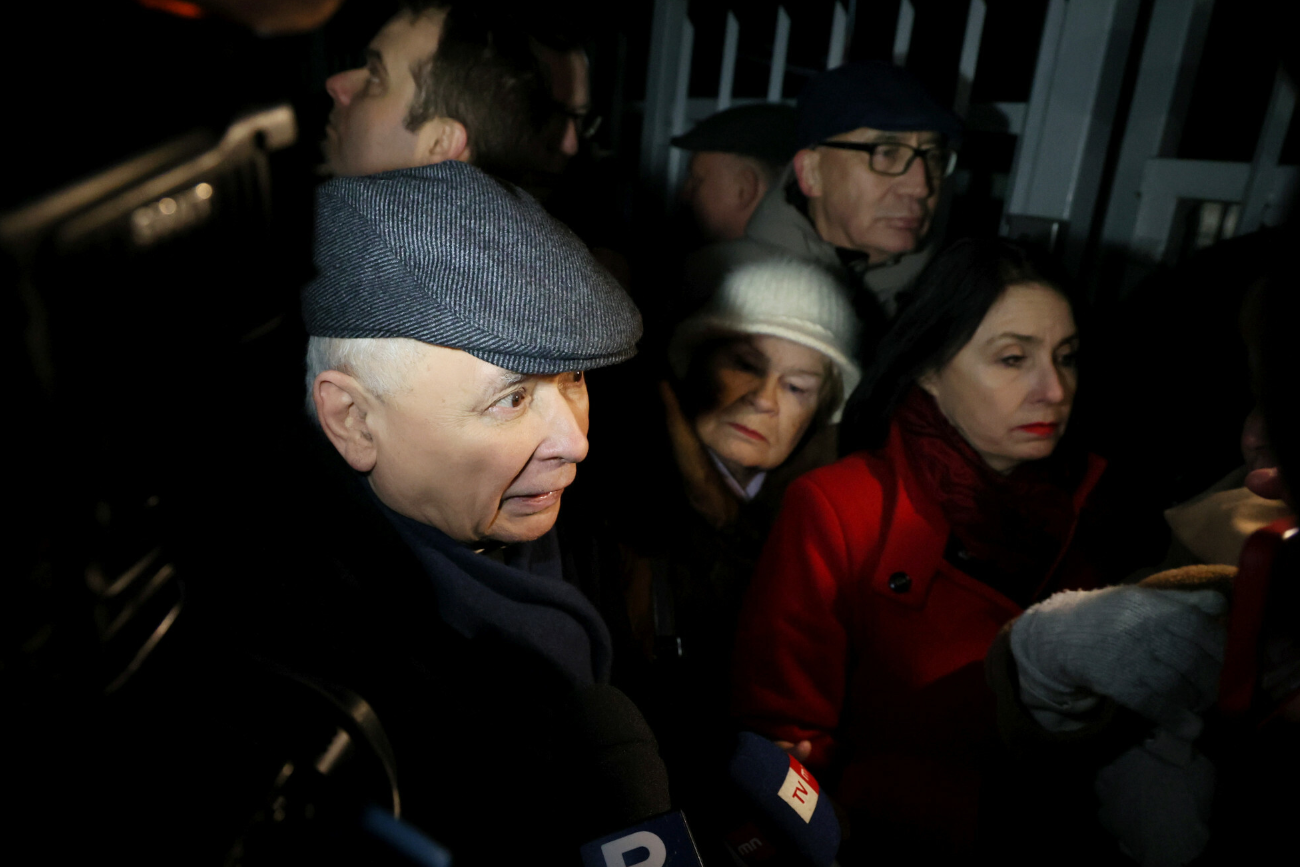 Kim jest elegancka kobieta u boku Kaczyńskiego? Prezes prowadził ją pod rękę pod aresztem Jarosław Kaczyński