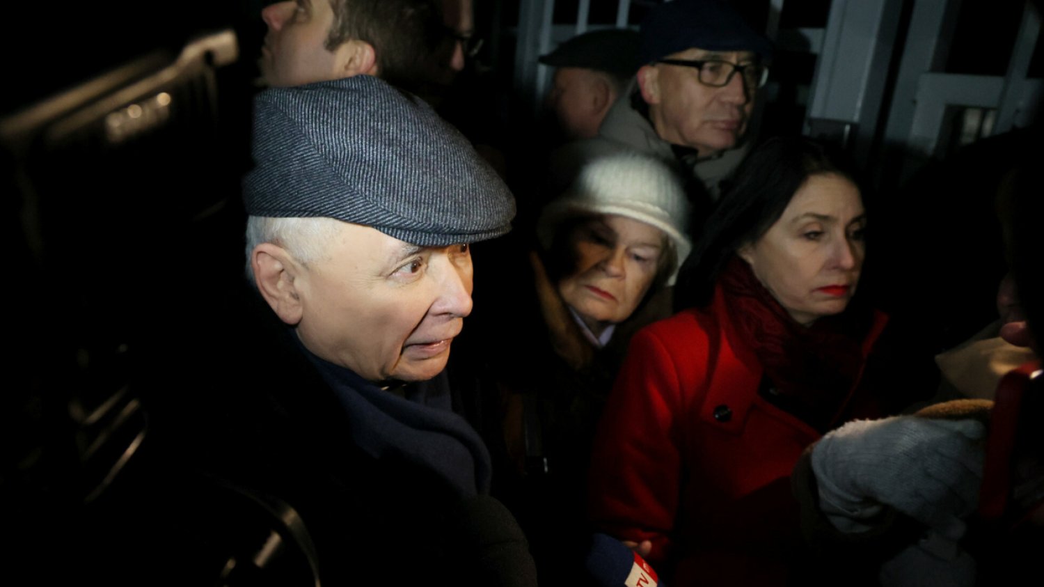 Kim jest elegancka kobieta u boku Kaczyńskiego? Prezes prowadził ją pod rękę pod aresztem Jarosław Kaczyński
