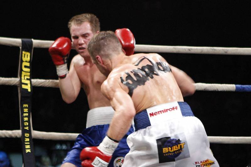 Damian Jonak to nie tylko niepokonany bokser. To też aktywny działacz "Solidarności", który nazwę związku ma wymalowaną na plecach.